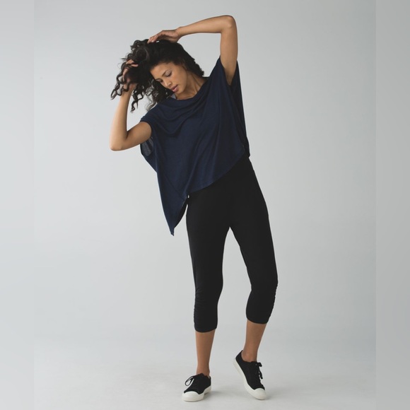 EUC Lululemon Sunset Salutation Crop in Black - Picture 3 of 15